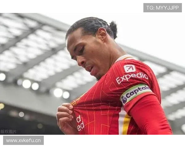 范迪克今天穿得也太日常了，感觉差点认不出这是英超巨星？