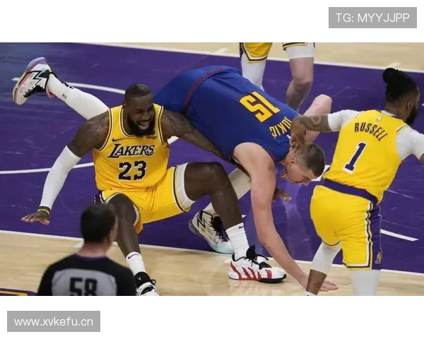 勒布朗·詹姆斯挡拆吸引防守拉开空间 提升队友三分命中率